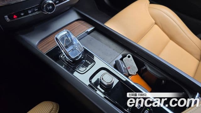 Volvo XC60 2021 — Şəkil 9/20
