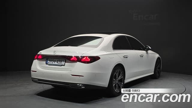 Mercedes-Benz E-Class 2024 — ფოტო 2/20