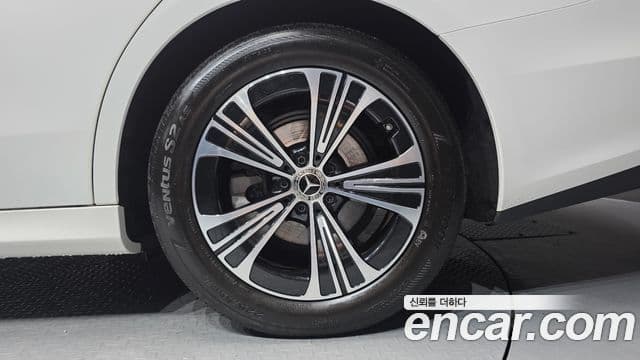 Mercedes-Benz E-Class 2024 — Photo 1/32