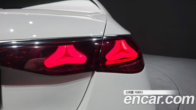 Mercedes-Benz E-Class 2024 — Photo 17/32