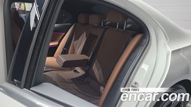 Mercedes-Benz E-Class 2024 — Photo 13/32