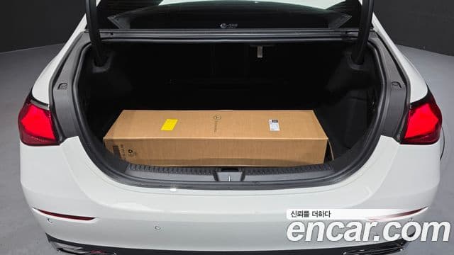 Mercedes-Benz E-Class 2024 — Photo 11/32