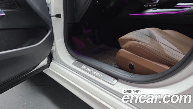 Mercedes-Benz E-Class 2024 — Photo 22/32