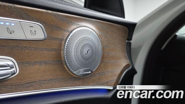Mercedes-Benz E-Class 2018 — ფოტო 17/20