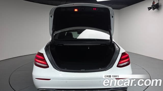 Mercedes-Benz E-Class 2018 — ფოტო 20/20