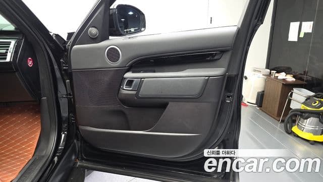Land Rover Discovery 5 2019 — Photo 19/33