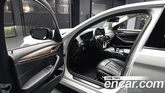BMW 5 Series 2019 — фото 10 из 20
