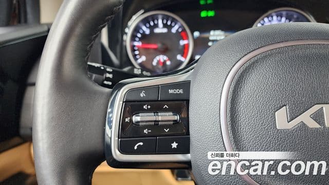 Kia Carnival 2023 — Фото 18/20