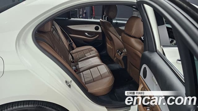 Mercedes-Benz E-Class 2020 — ფოტო 11/20
