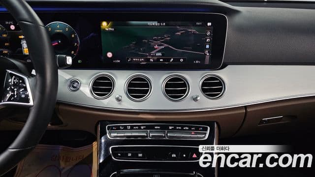 Mercedes-Benz E-Class 2020 — ფოტო 18/20