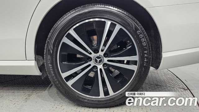 Mercedes-Benz E-Class 2020 — Photo 19/30