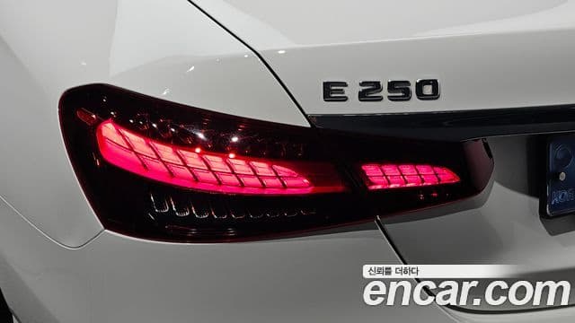 Mercedes-Benz E-Class 2020 — Photo 15/30