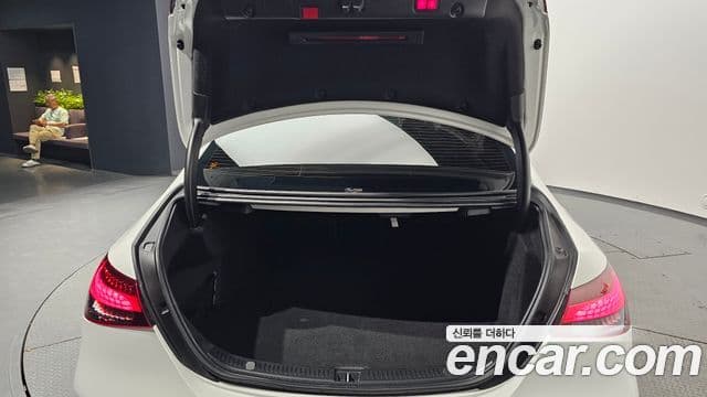 Mercedes-Benz E-Class 2020 — Photo 8/30
