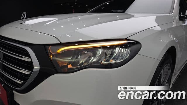 Mercedes-Benz E-Class 2024 — Photo 32/33
