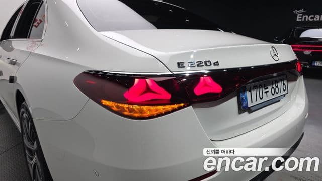 Mercedes-Benz E-Class 2024 — Photo 26/33