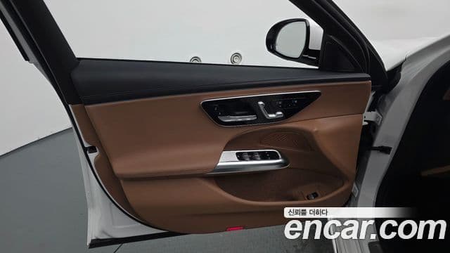 Mercedes-Benz E-Class 2024 — Photo 8/33