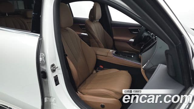 Mercedes-Benz E-Class 2024 — Photo 24/33