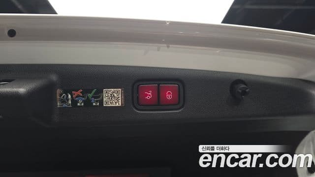 Mercedes-Benz E-Class 2024 — Photo 25/33
