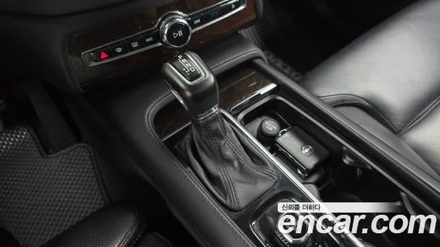 Volvo XC90 2018 — Photo 11/20