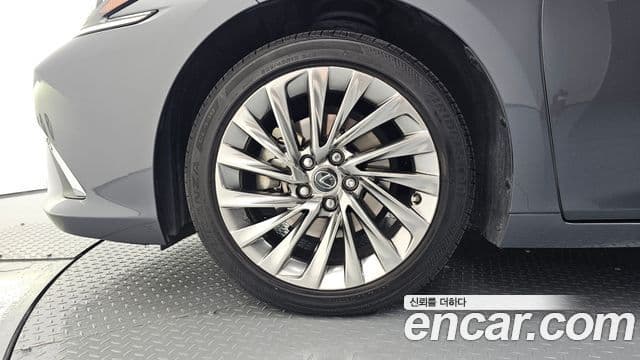 Lexus ES300h 2023 — ფოტო 5/20
