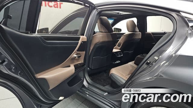 Lexus ES300h 2023 — ფოტო 12/20