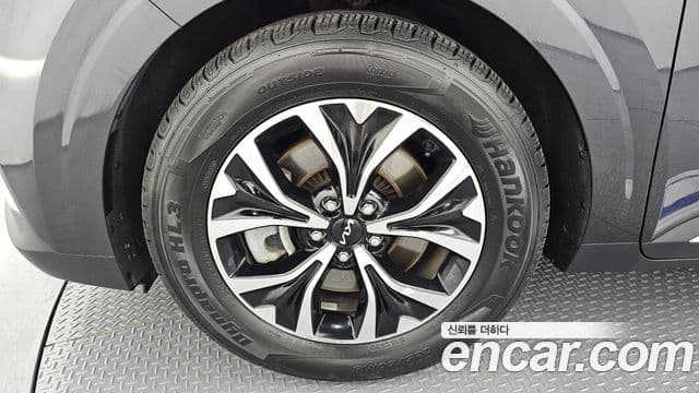 Kia Carnival 2023 — ფოტო 5/20