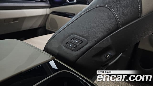 Kia Carnival 2023 — ფოტო 17/20