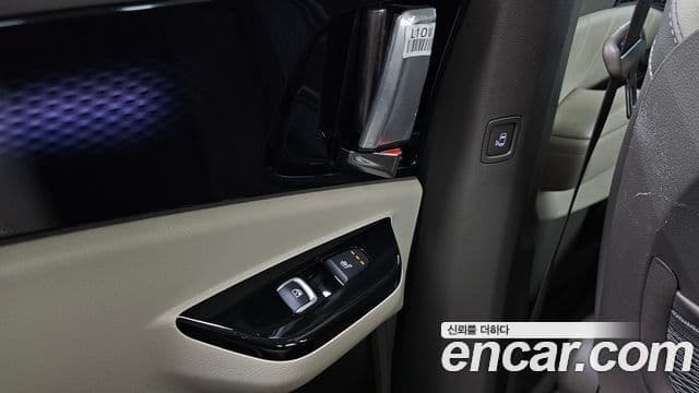 Kia Carnival 2023 — ფოტო 19/20