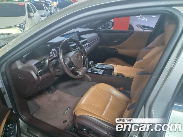 Lexus ES300h 2018 — фото 10 из 18