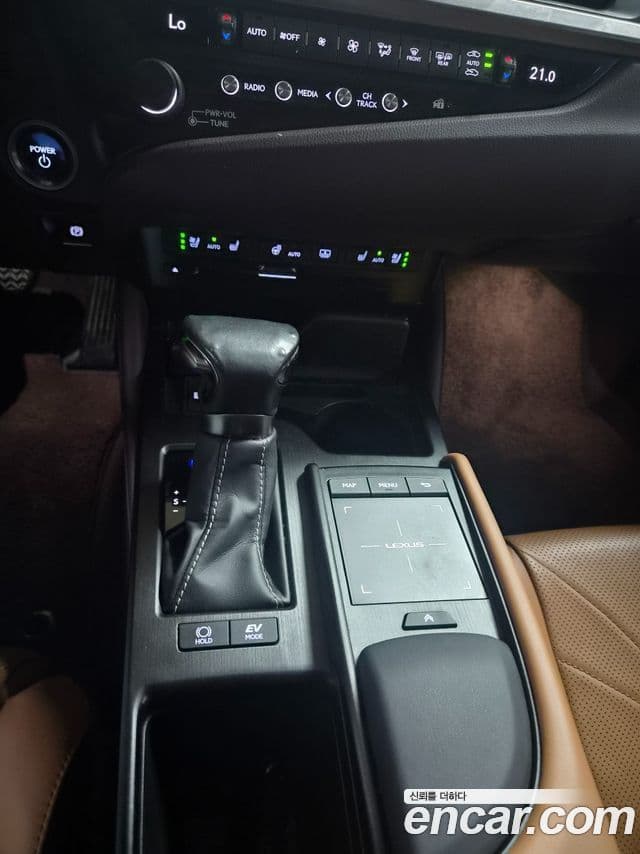 Lexus ES300h 2018 — фото 8 из 18