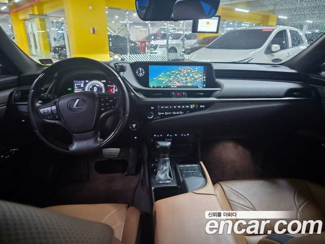 Lexus ES300h 2018 — фото 14 из 18