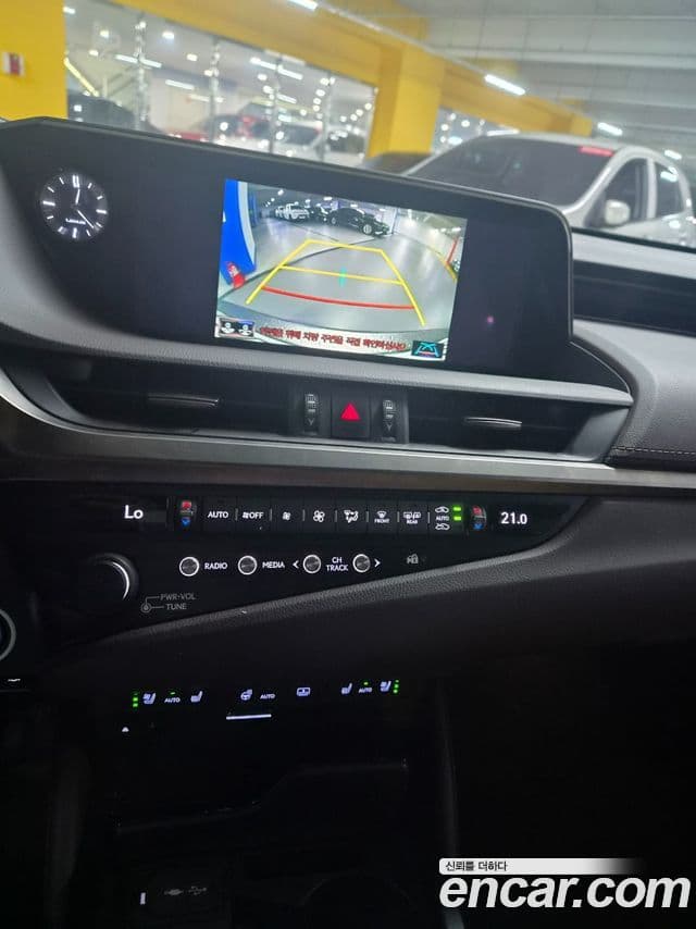 Lexus ES300h 2018 — фото 15 из 18
