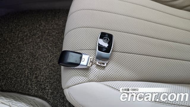 Mercedes-Benz E-Class 2019 — ფოტო 15/20