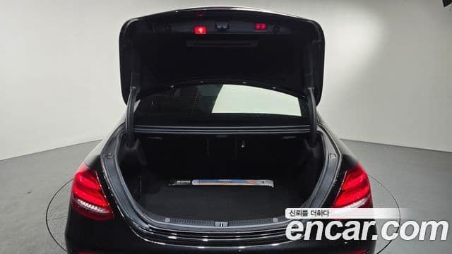Mercedes-Benz E-Class 2019 — ფოტო 19/20