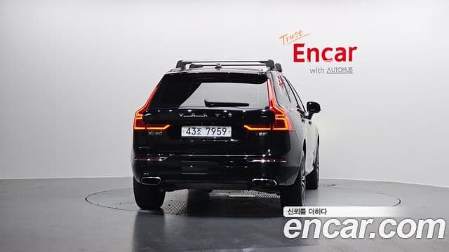 Volvo XC60 2019 — ფოტო 4/20