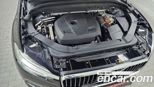 Volvo XC60 2019 — ფოტო 6/20