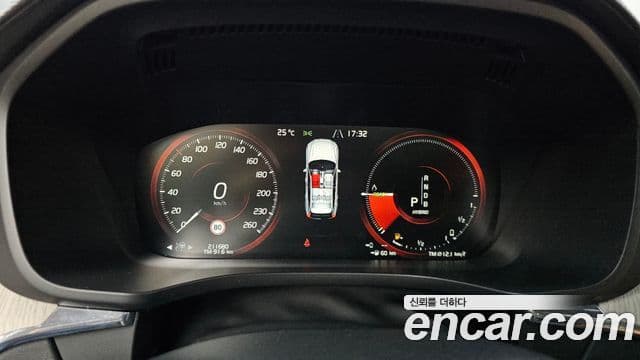 Volvo XC60 2019 — ფოტო 8/20