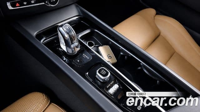 Volvo XC60 2019 — ფოტო 9/20