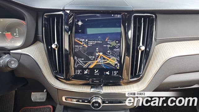 Volvo XC60 2019 — ფოტო 12/20
