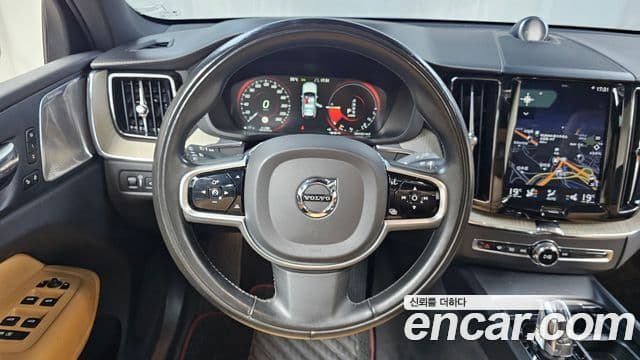 Volvo XC60 2019 — ფოტო 13/20
