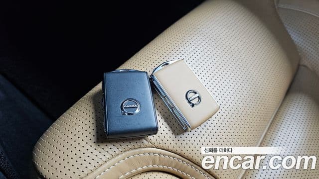 Volvo XC60 2019 — ფოტო 15/20