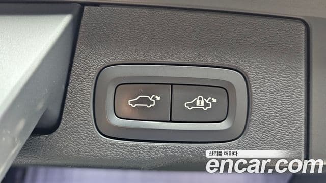 Volvo XC60 2019 — ფოტო 16/20