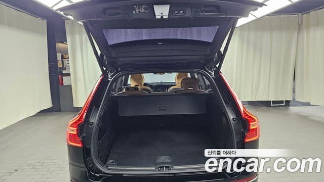 Volvo XC60 2019 — ფოტო 18/20