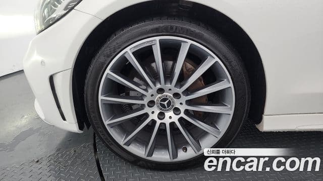 Mercedes-Benz C-Class 2019 — ფოტო 5/20