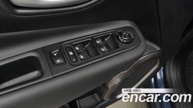 Jeep Renegade 2023 — ფოტო 19/20