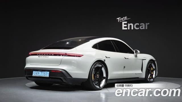 Porsche Taycan 2021 — ფოტო 28/36