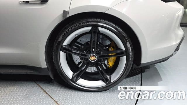 Porsche Taycan 2021 — ფოტო 3/36