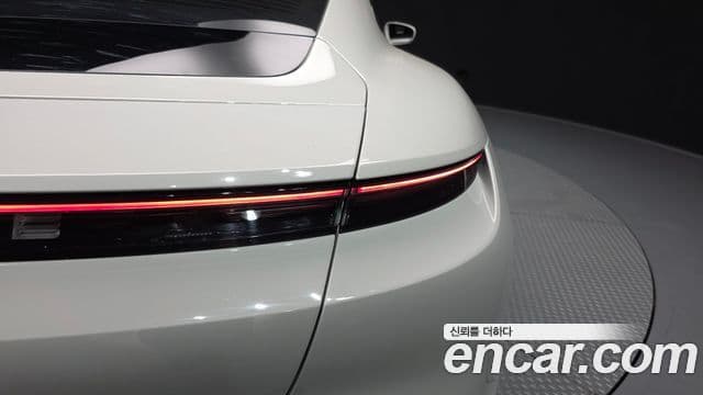 Porsche Taycan 2021 — ფოტო 34/36