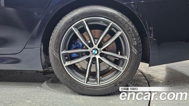 BMW 5 Series 2021 — Photo 30/31