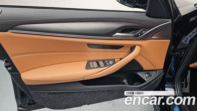 BMW 5 Series 2021 — Photo 12/31